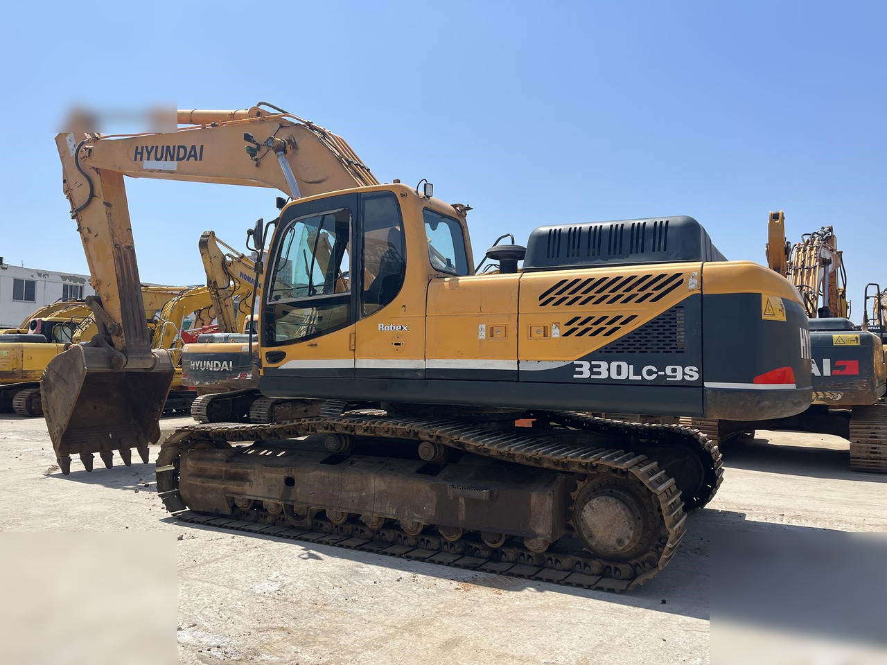 HYUNDAI ROBEX 330 LC-9S - Lánctalpas kotró: 1 kép. HYUNDAI ROBEX 330 LC-9S - Lánctalpas kotró: 1 kép.