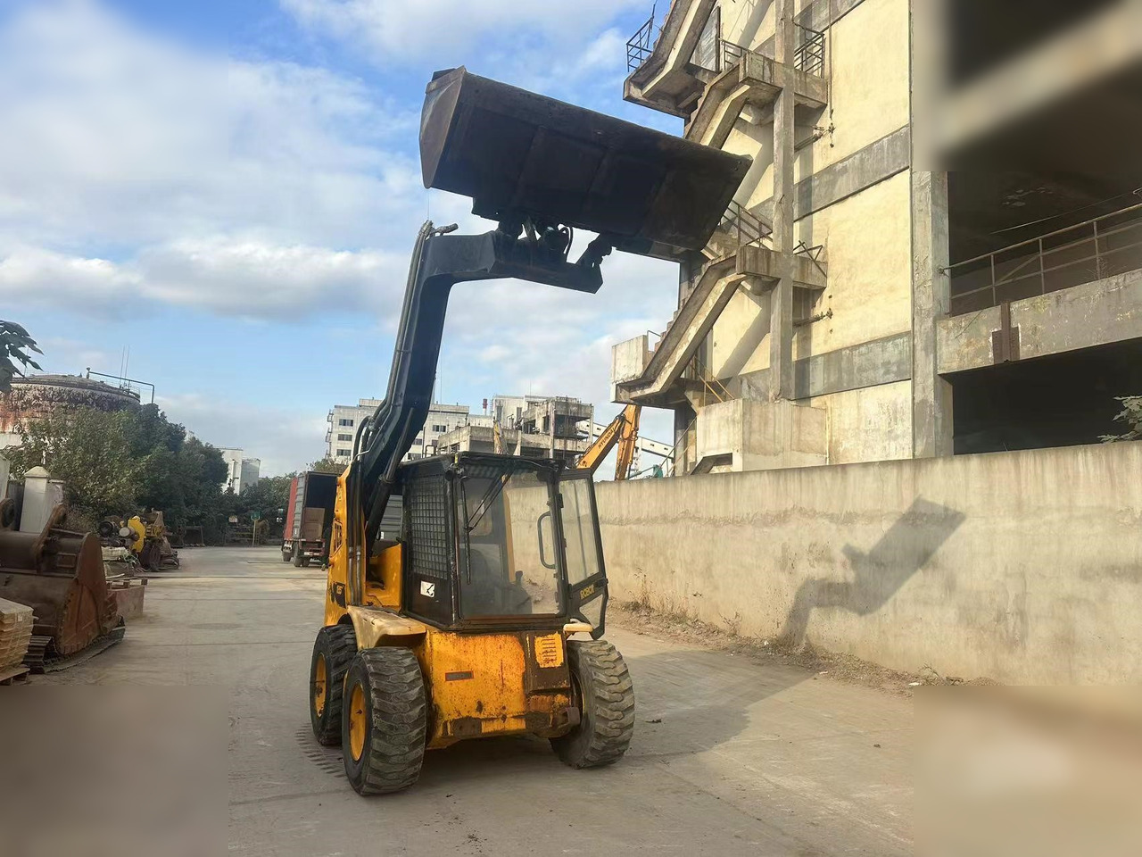 JCB 185 - Mini homlokrakodó: 3 kép. JCB 185 - Mini homlokrakodó: 3 kép.