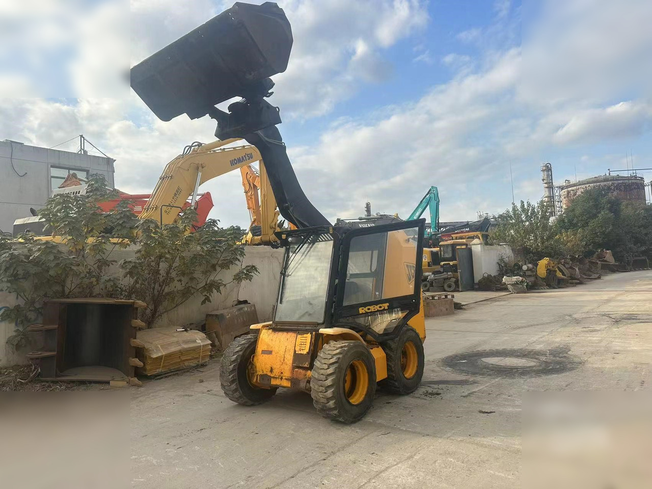 JCB 185 - Mini homlokrakodó: 2 kép. JCB 185 - Mini homlokrakodó: 2 kép.