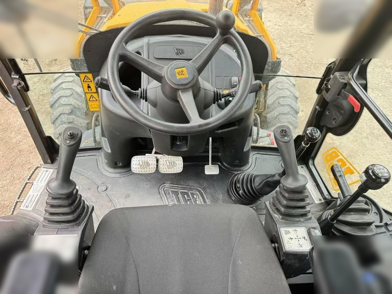 JCB 3CX - Kotrórakodó: 3 kép. JCB 3CX - Kotrórakodó: 3 kép.
