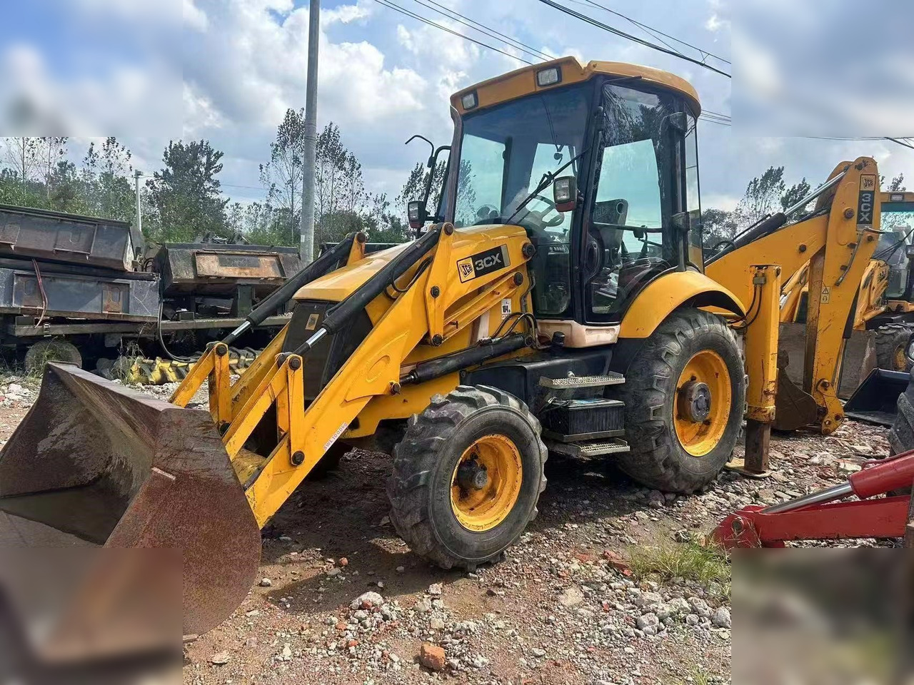 JCB 3CX - Kotrórakodó: 2 kép. JCB 3CX - Kotrórakodó: 2 kép.