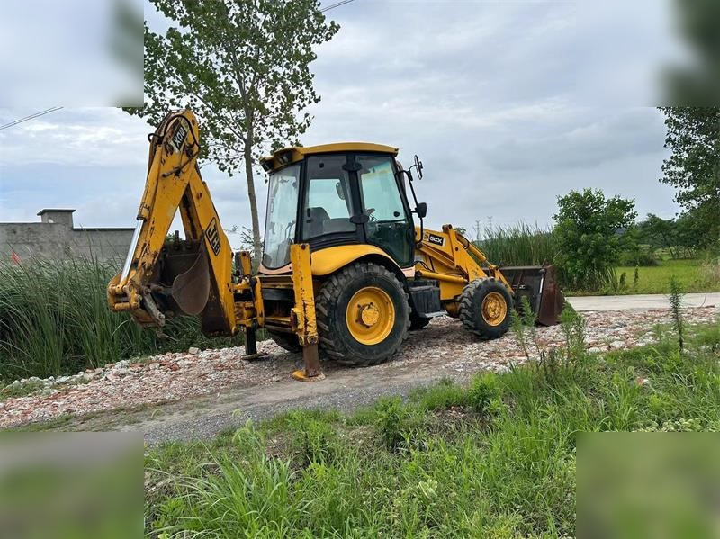 JCB 3CX - Kotrórakodó: 4 kép. JCB 3CX - Kotrórakodó: 4 kép.