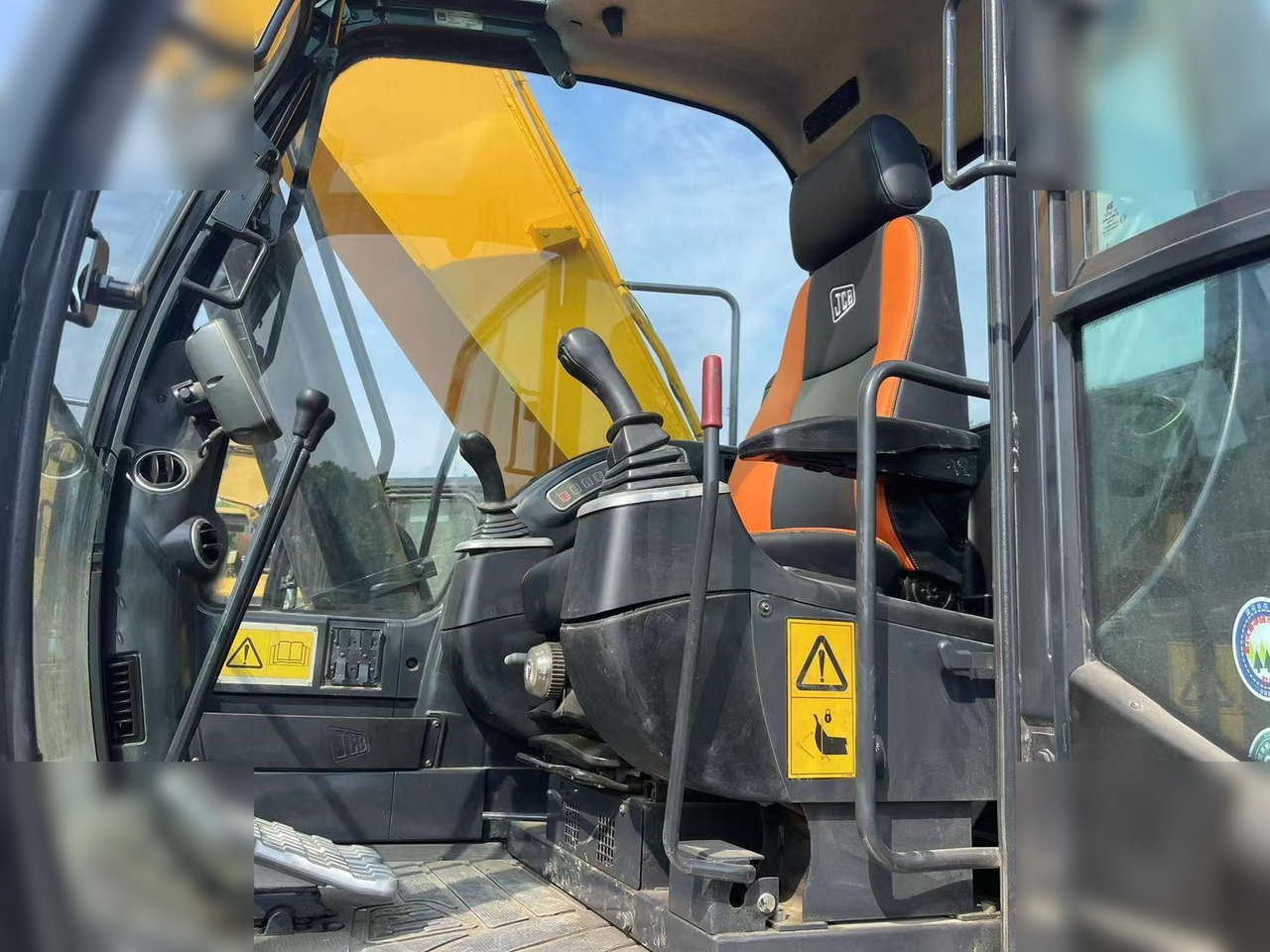 JCB JS220 LC - Lánctalpas kotró: 5 kép. JCB JS220 LC - Lánctalpas kotró: 5 kép.