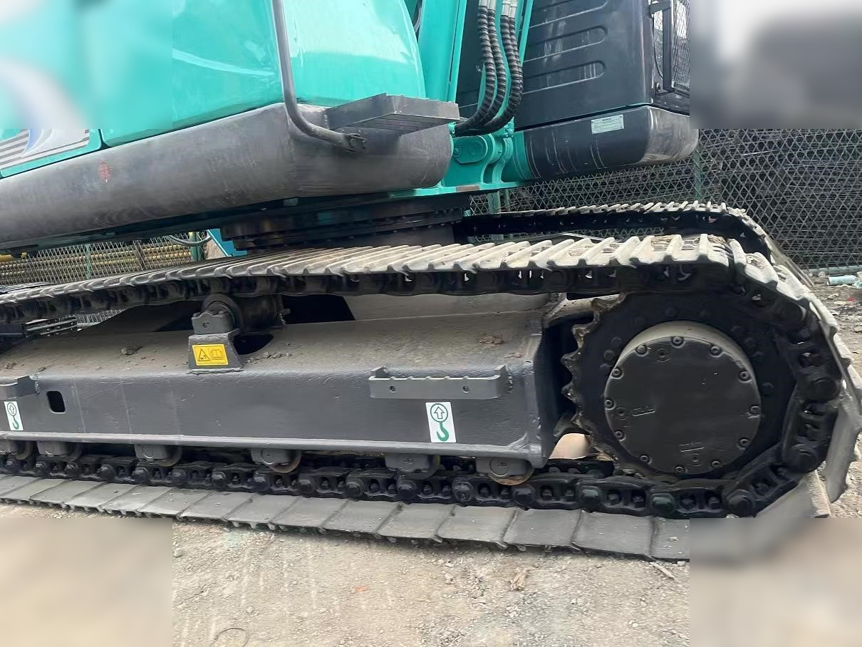 KOBELCO SK130-8 - Lánctalpas kotró: 5 kép. KOBELCO SK130-8 - Lánctalpas kotró: 5 kép.