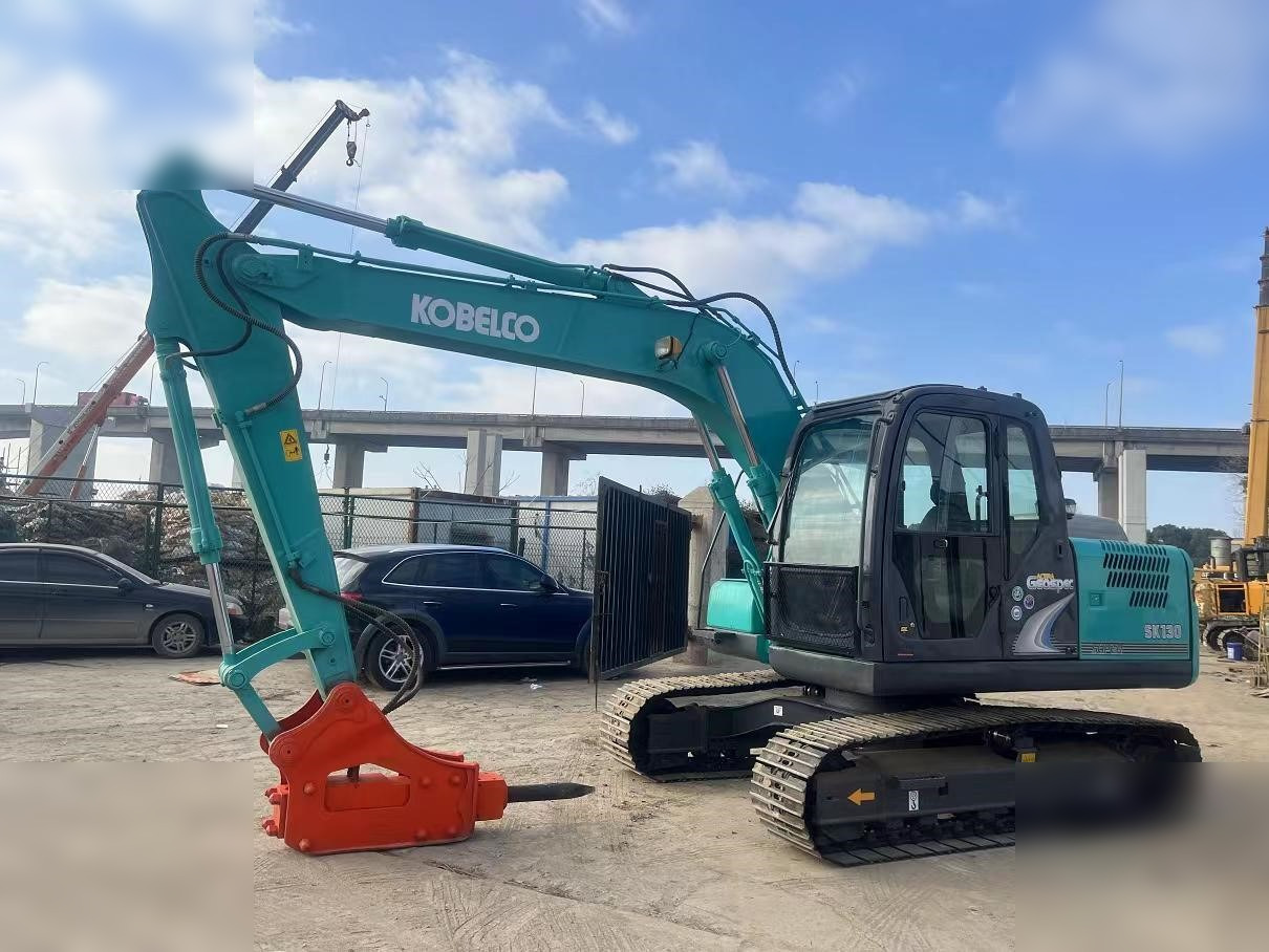 KOBELCO SK130-8 - Lánctalpas kotró: 3 kép. KOBELCO SK130-8 - Lánctalpas kotró: 3 kép.