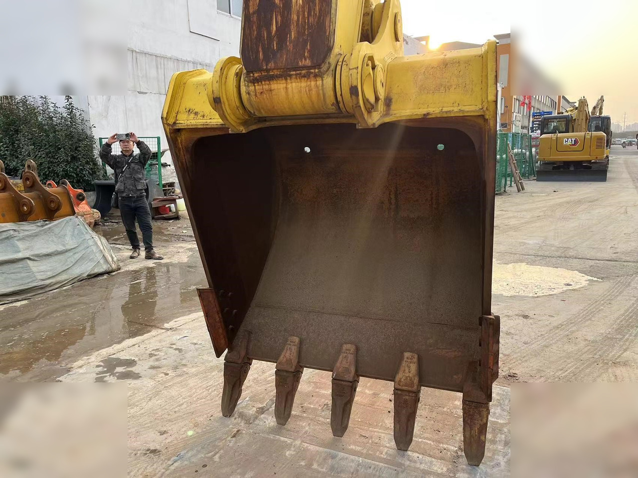 KOBELCO SK350 LC-8 - Lánctalpas kotró: 5 kép. KOBELCO SK350 LC-8 - Lánctalpas kotró: 5 kép.
