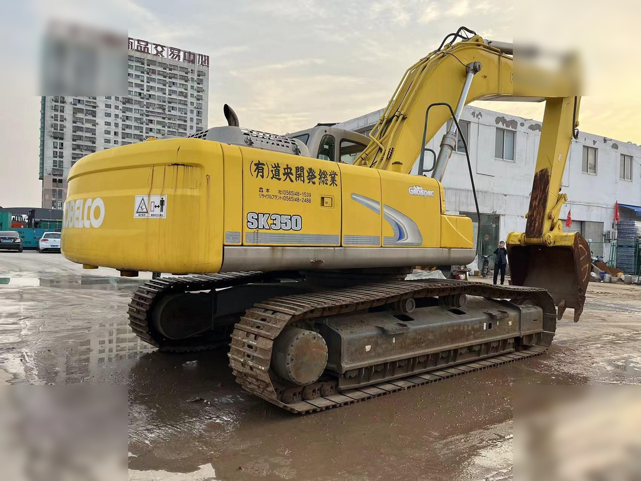 KOBELCO SK350 LC-8 - Lánctalpas kotró: 2 kép. KOBELCO SK350 LC-8 - Lánctalpas kotró: 2 kép.