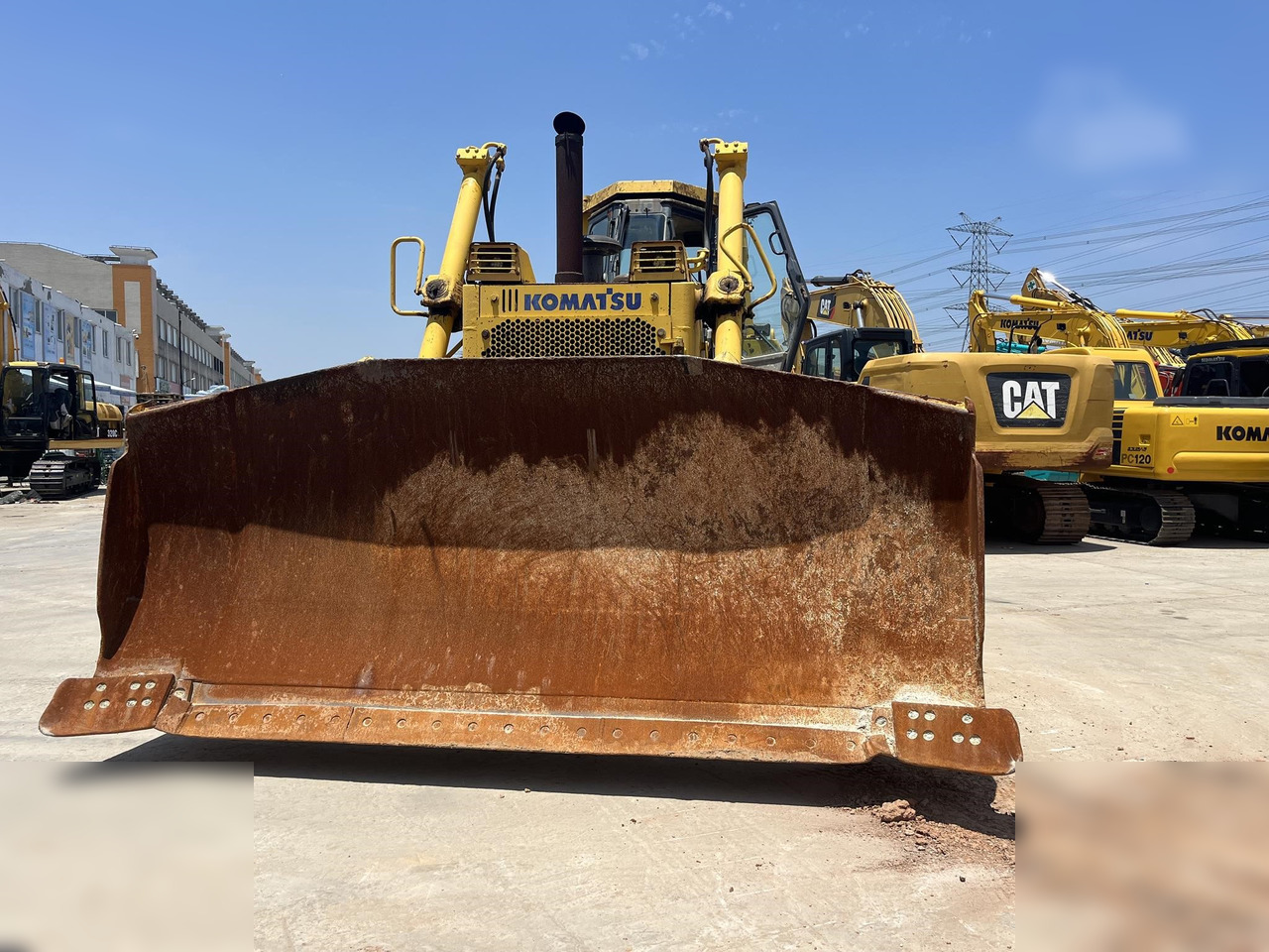 KOMATSU D155A-5 - Buldózer: 4 kép. KOMATSU D155A-5 - Buldózer: 4 kép.