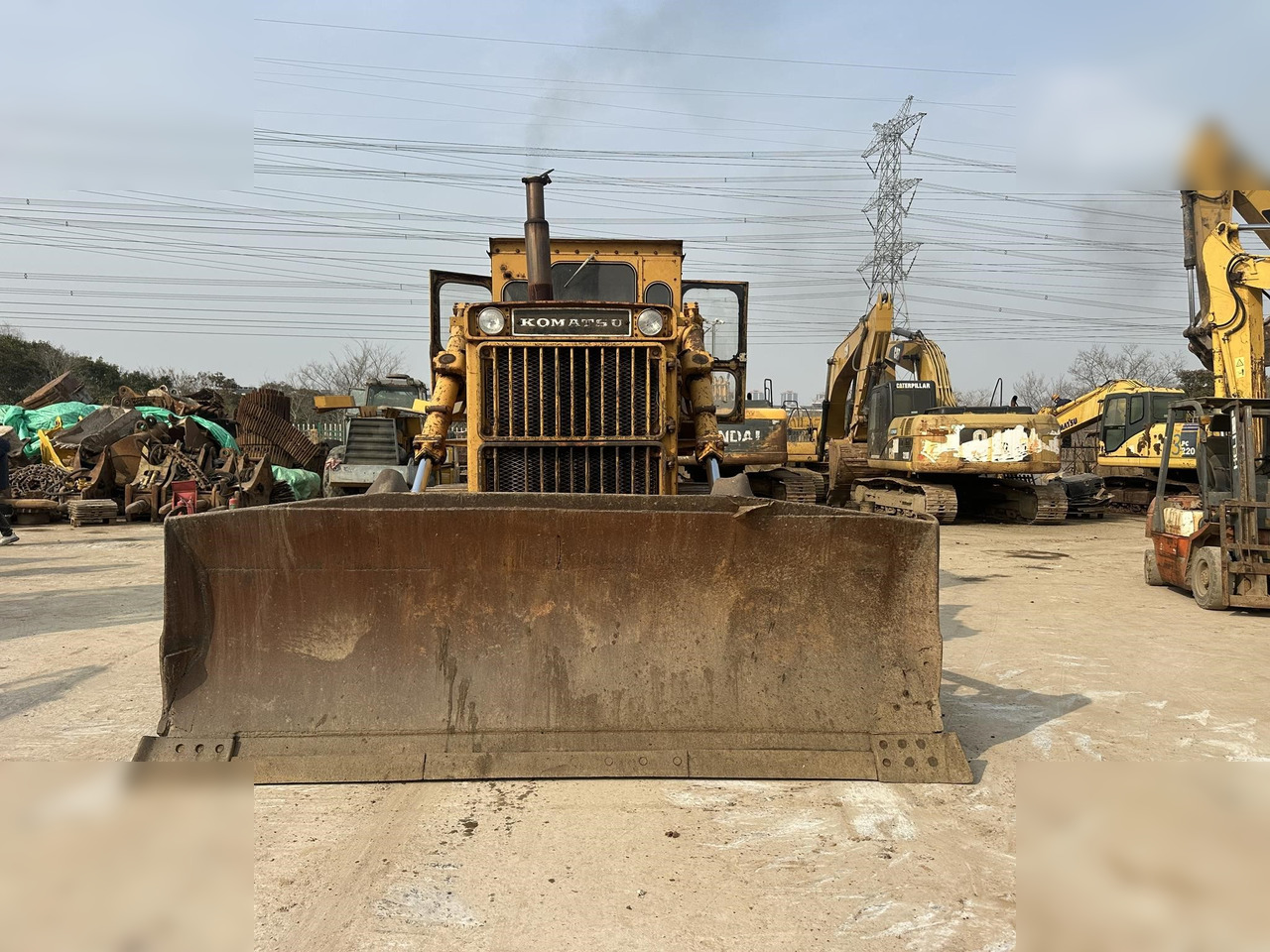 KOMATSU D85-18 - Buldózer: 3 kép. KOMATSU D85-18 - Buldózer: 3 kép.