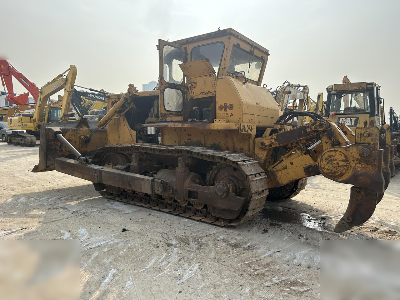 KOMATSU D85-18 - Buldózer: 1 kép. KOMATSU D85-18 - Buldózer: 1 kép.