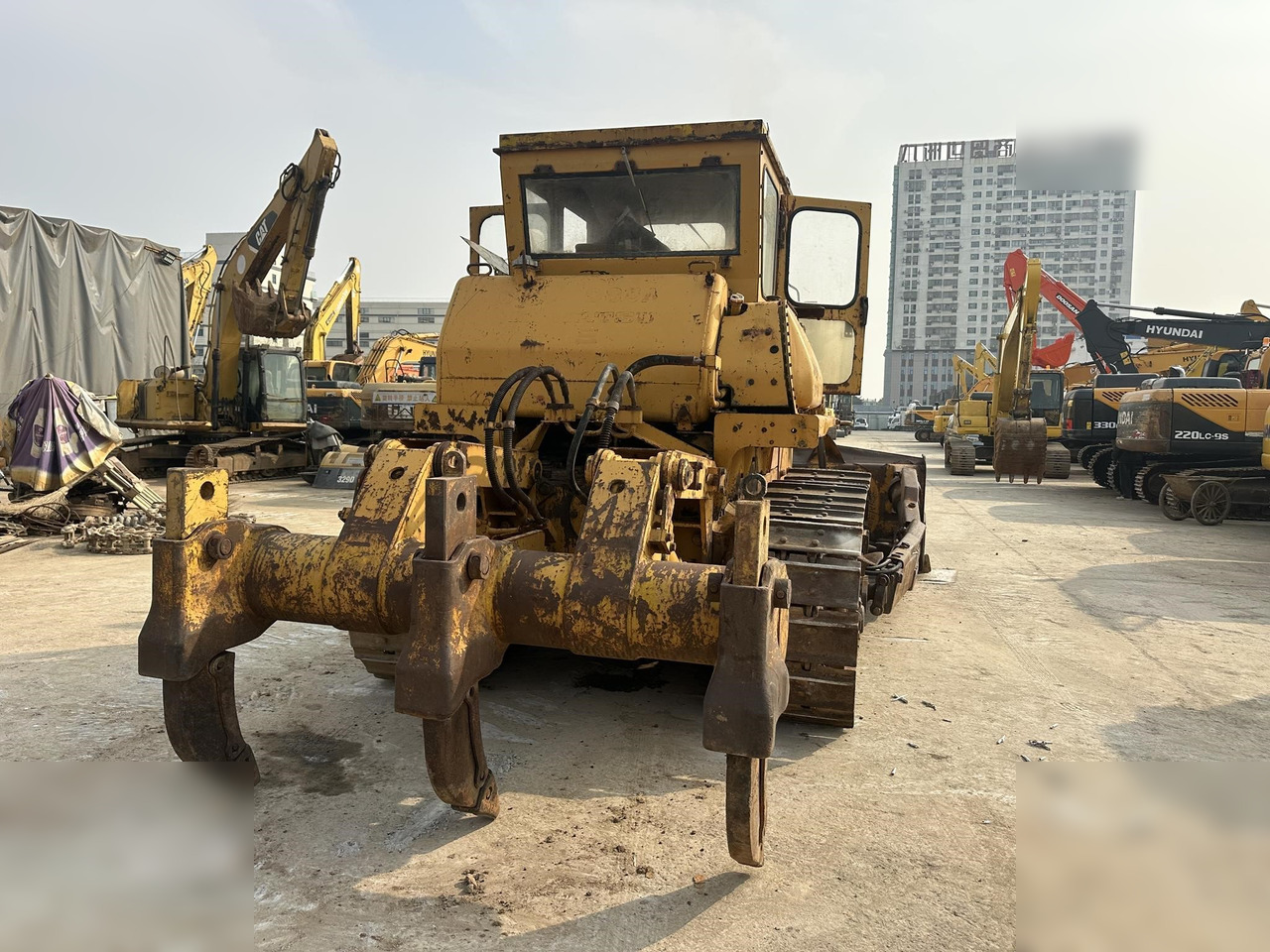 KOMATSU D85-18 - Buldózer: 5 kép. KOMATSU D85-18 - Buldózer: 5 kép.