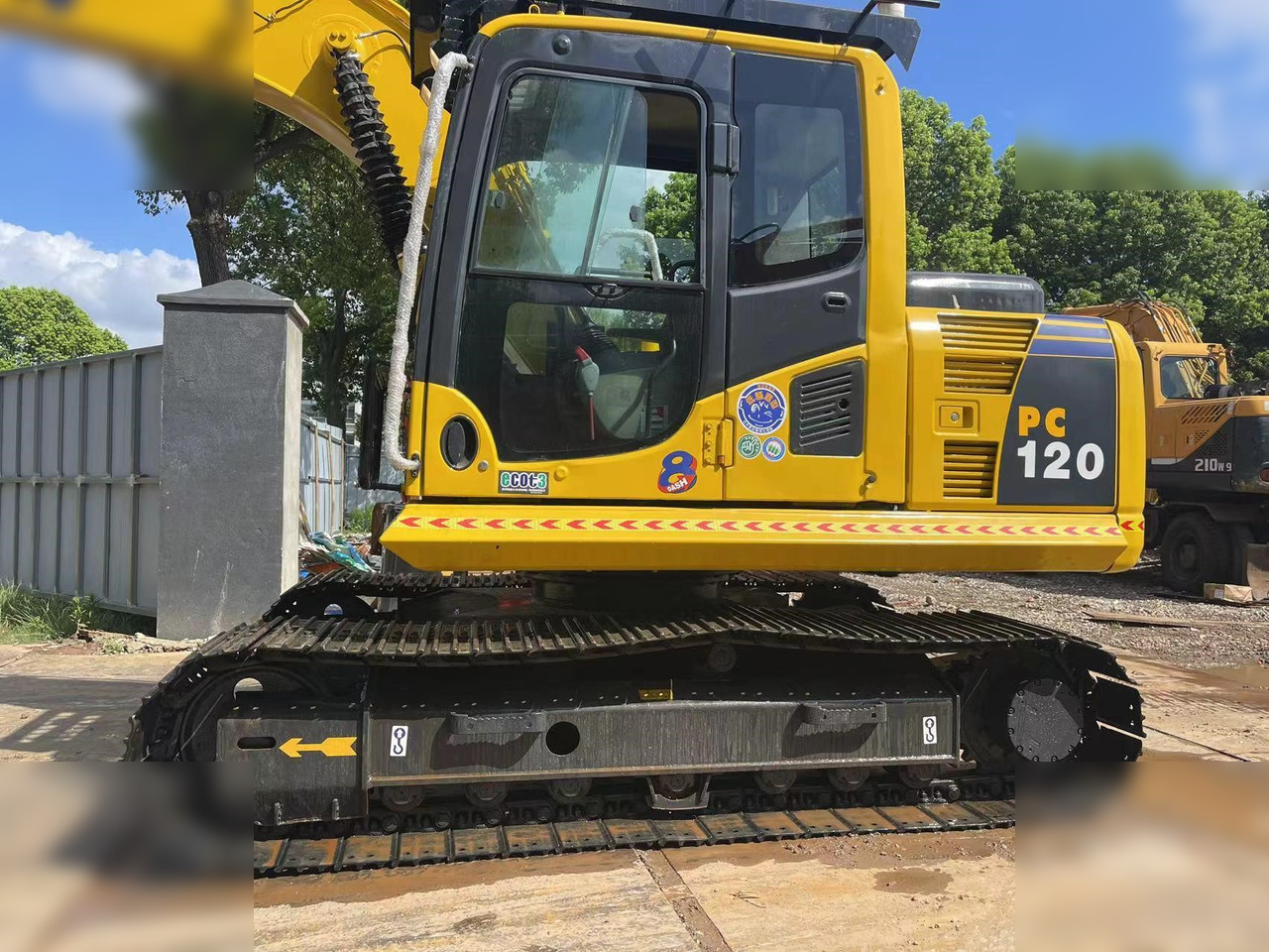 KOMATSU PC120-8 - Lánctalpas kotró: 5 kép. KOMATSU PC120-8 - Lánctalpas kotró: 5 kép.