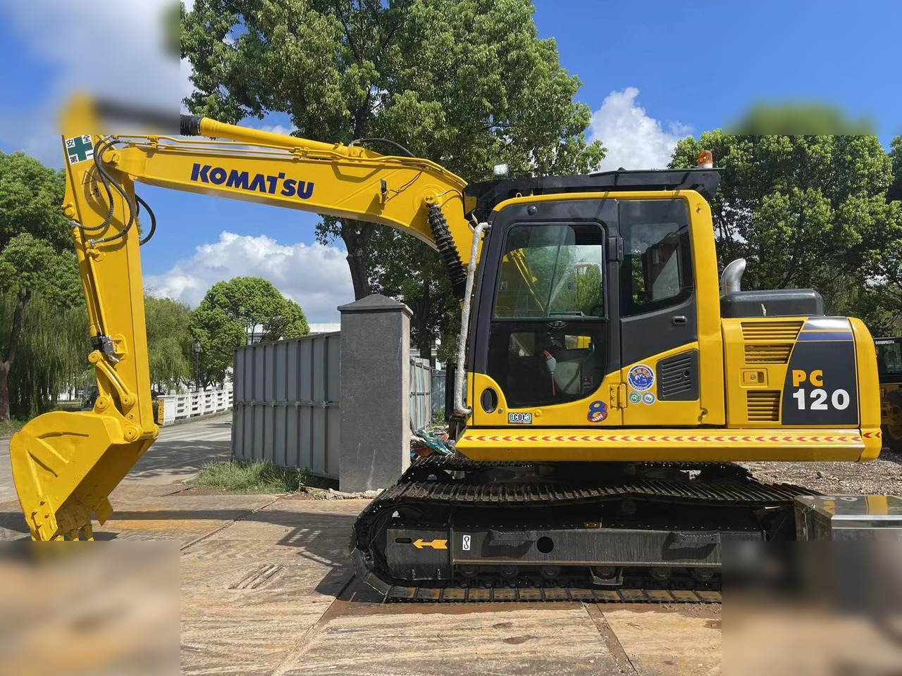KOMATSU PC120-8 - Lánctalpas kotró: 1 kép. KOMATSU PC120-8 - Lánctalpas kotró: 1 kép.