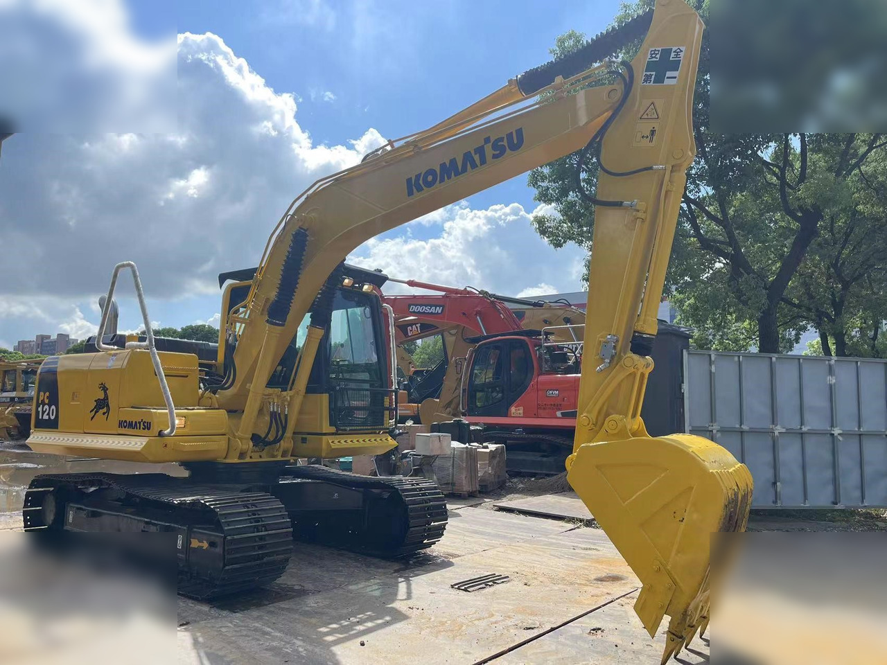 KOMATSU PC120-8 - Lánctalpas kotró: 3 kép. KOMATSU PC120-8 - Lánctalpas kotró: 3 kép.