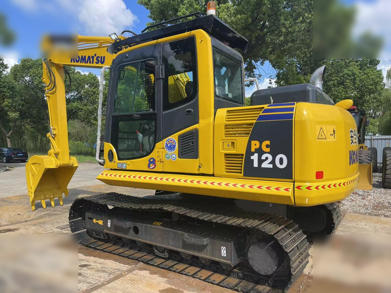 KOMATSU PC120-8 - Lánctalpas kotró: 2 kép. KOMATSU PC120-8 - Lánctalpas kotró: 2 kép.