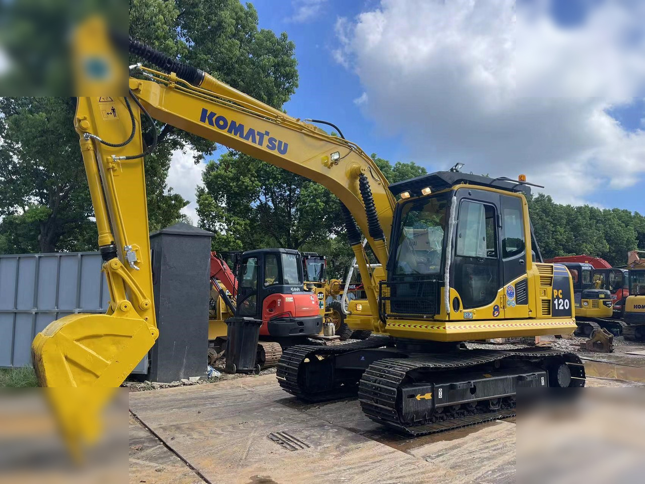 KOMATSU PC120-8 - Lánctalpas kotró: 3 kép. KOMATSU PC120-8 - Lánctalpas kotró: 3 kép.
