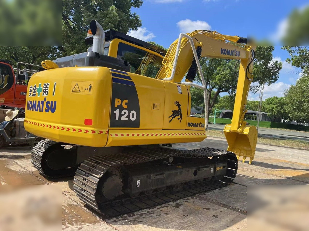 KOMATSU PC120-8 - Lánctalpas kotró: 5 kép. KOMATSU PC120-8 - Lánctalpas kotró: 5 kép.