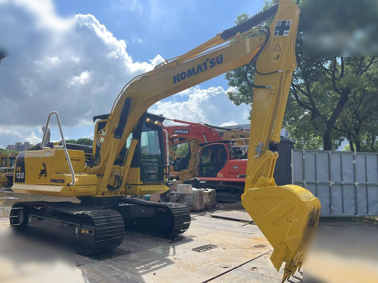 KOMATSU PC120-8 - Lánctalpas kotró: 2 kép. KOMATSU PC120-8 - Lánctalpas kotró: 2 kép.