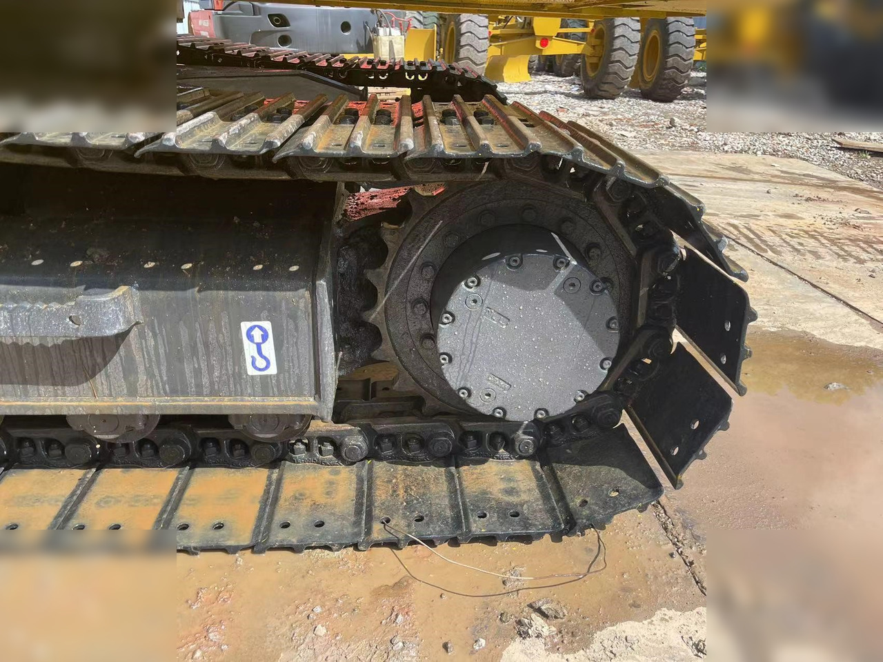 KOMATSU PC120-8 - Lánctalpas kotró: 5 kép. KOMATSU PC120-8 - Lánctalpas kotró: 5 kép.