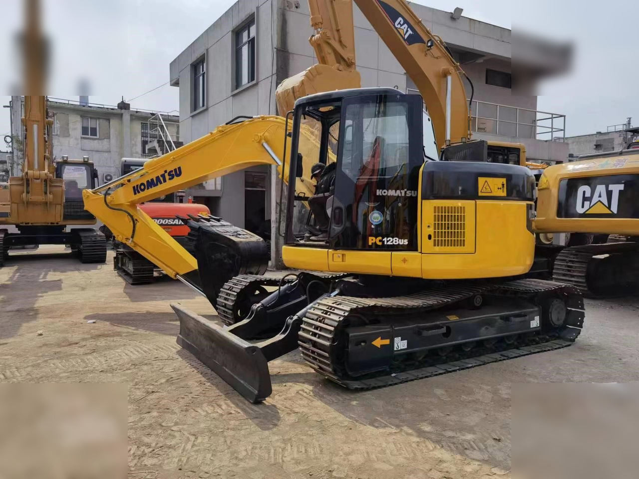 KOMATSU PC128US-1 - Lánctalpas kotró: 3 kép. KOMATSU PC128US-1 - Lánctalpas kotró: 3 kép.