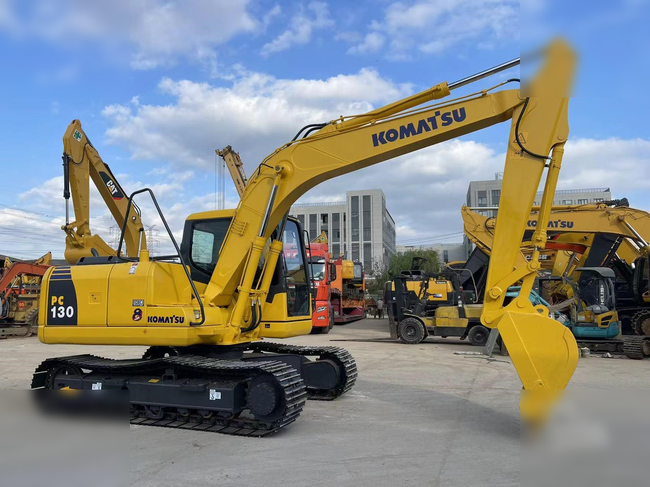 KOMATSU PC130-7 - Lánctalpas kotró: 2 kép. KOMATSU PC130-7 - Lánctalpas kotró: 2 kép.