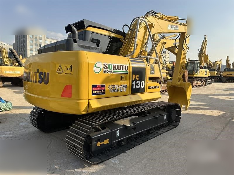 KOMATSU PC130-7 - Lánctalpas kotró: 2 kép. KOMATSU PC130-7 - Lánctalpas kotró: 2 kép.
