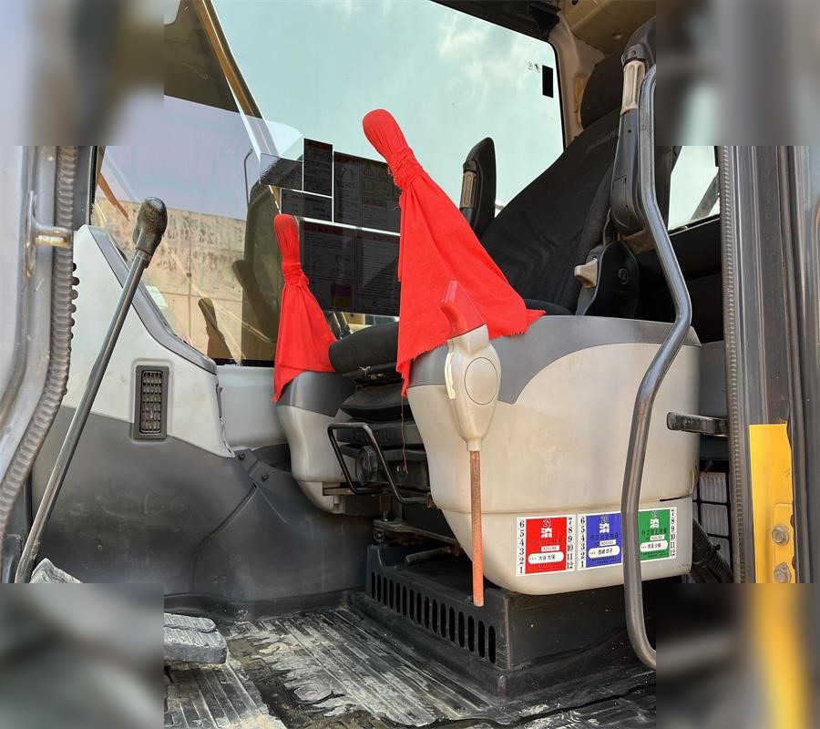 KOMATSU PC130-7 - Lánctalpas kotró: 5 kép. KOMATSU PC130-7 - Lánctalpas kotró: 5 kép.