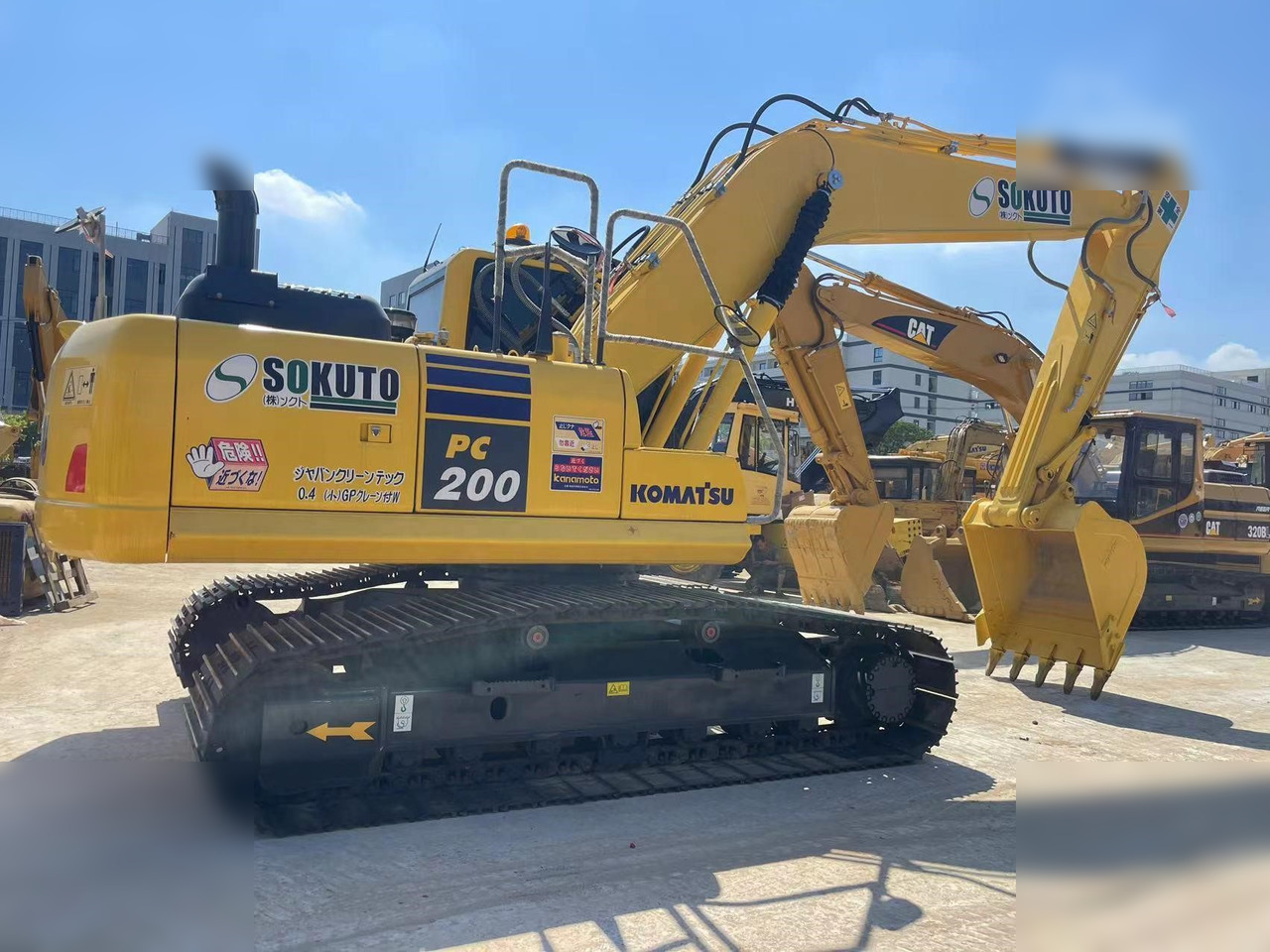 KOMATSU PC200-8 - Lánctalpas kotró: 3 kép. KOMATSU PC200-8 - Lánctalpas kotró: 3 kép.