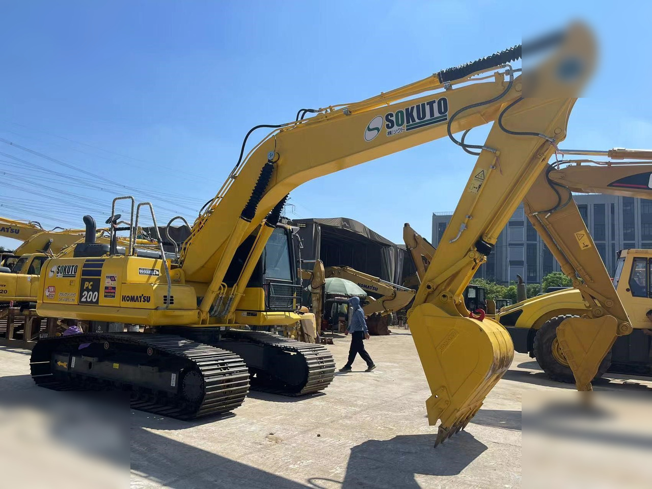 KOMATSU PC200-8 - Lánctalpas kotró: 5 kép. KOMATSU PC200-8 - Lánctalpas kotró: 5 kép.