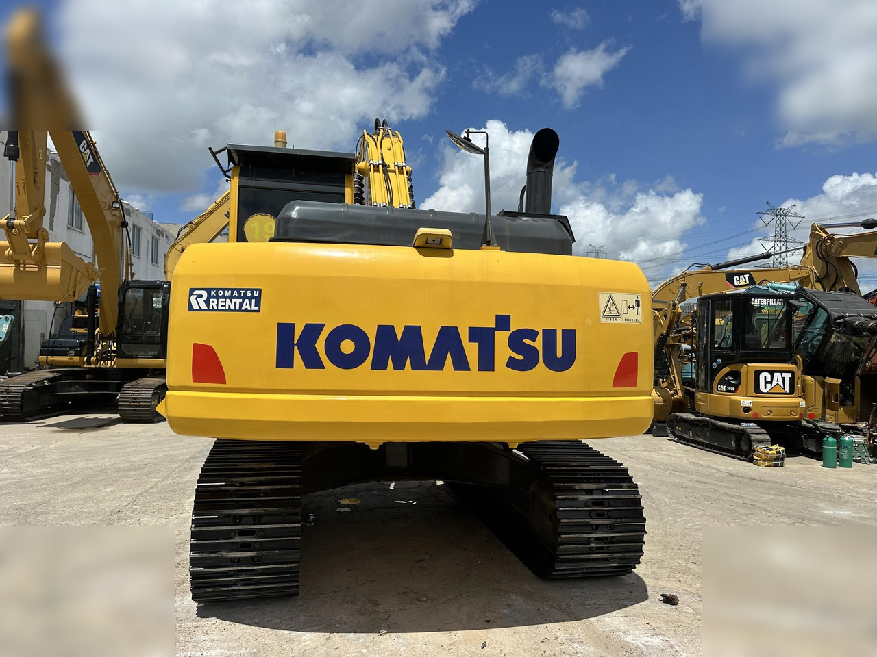 KOMATSU PC200-8 - Lánctalpas kotró: 5 kép. KOMATSU PC200-8 - Lánctalpas kotró: 5 kép.