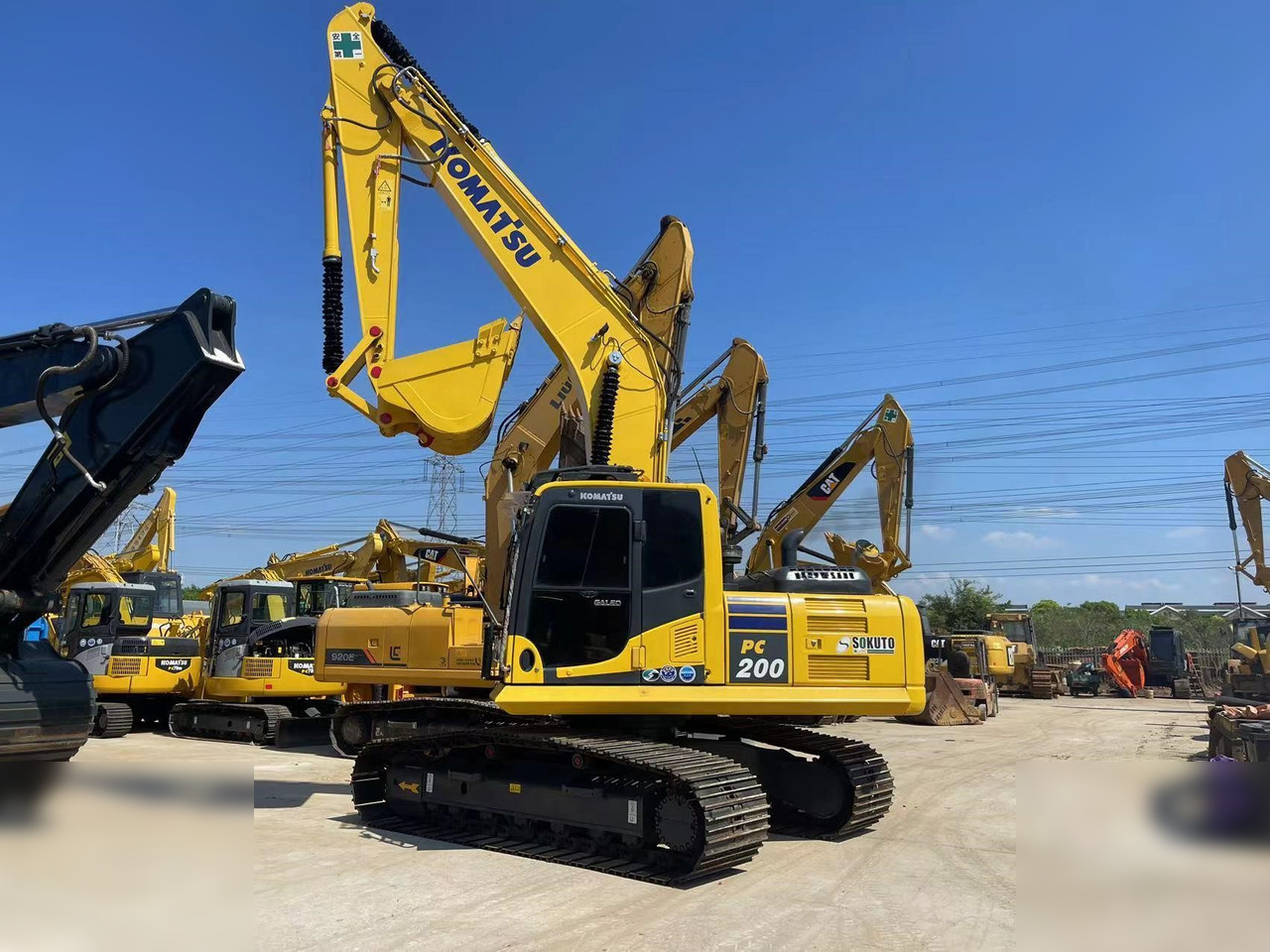 KOMATSU PC200-8 - Lánctalpas kotró: 2 kép. KOMATSU PC200-8 - Lánctalpas kotró: 2 kép.