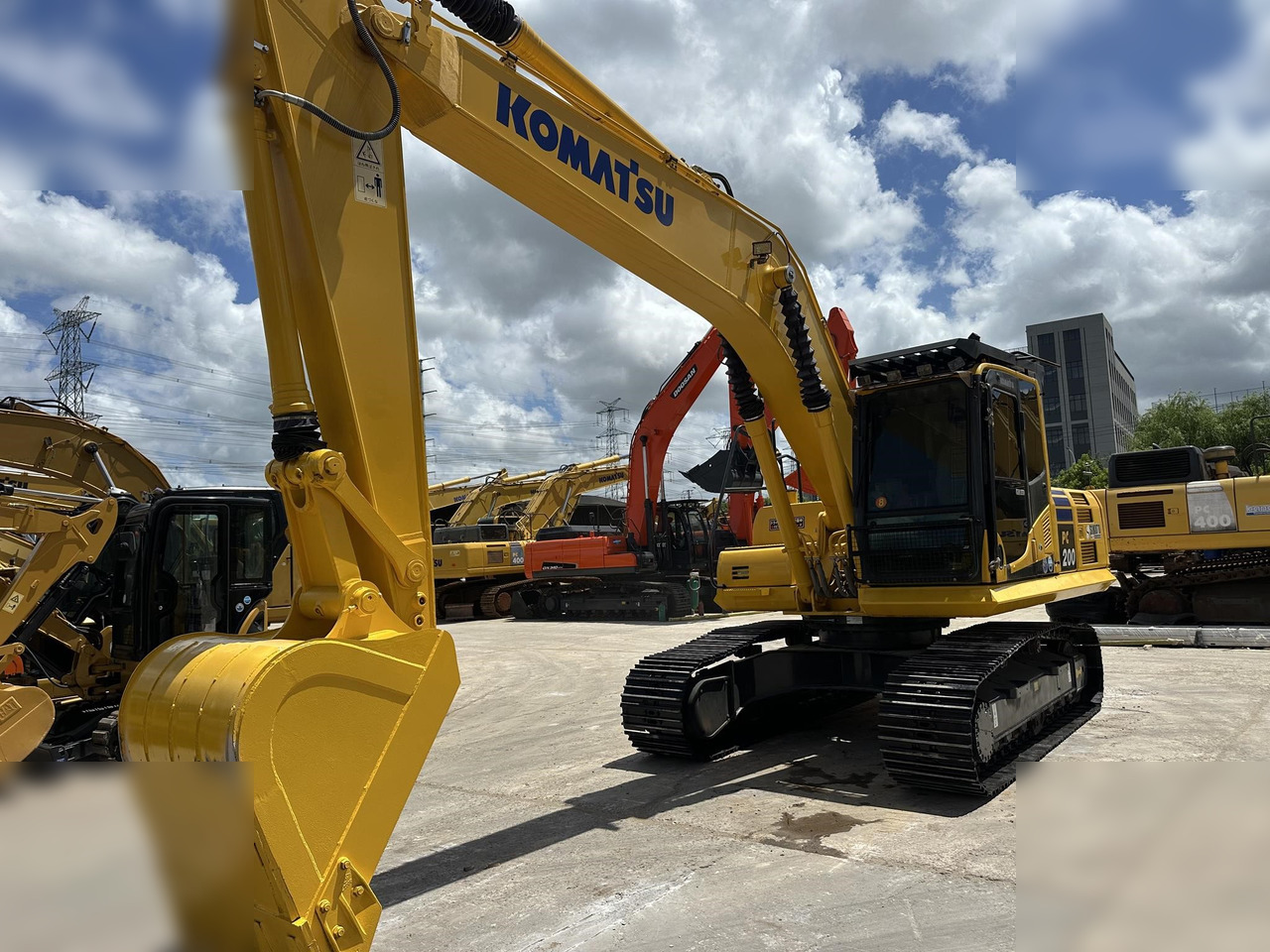 KOMATSU PC200-8 - Lánctalpas kotró: 2 kép. KOMATSU PC200-8 - Lánctalpas kotró: 2 kép.