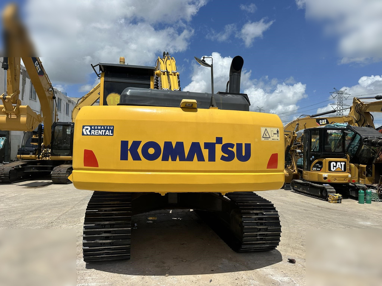 KOMATSU PC200-8 - Lánctalpas kotró: 4 kép. KOMATSU PC200-8 - Lánctalpas kotró: 4 kép.