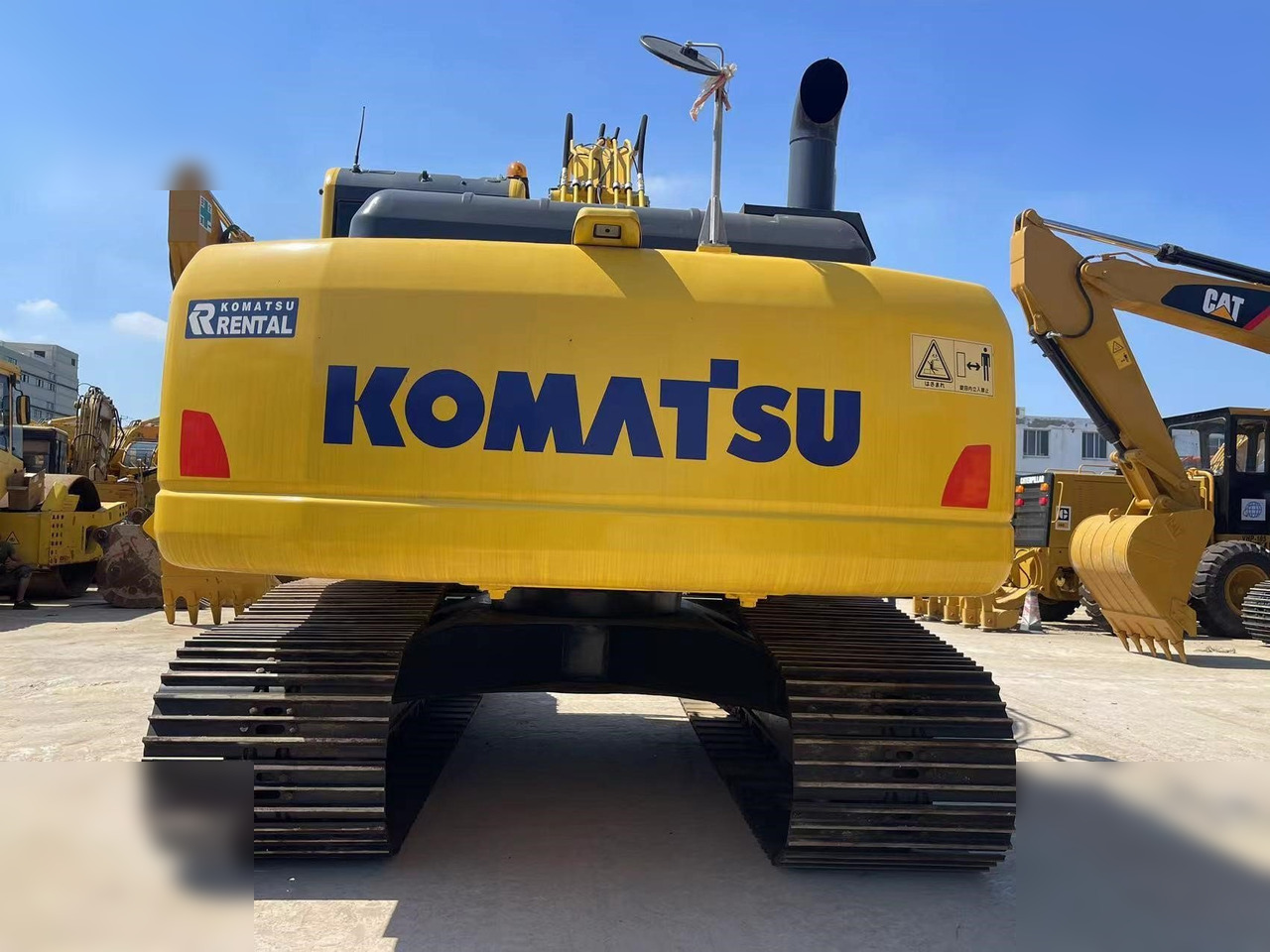 KOMATSU PC200-8 - Lánctalpas kotró: 3 kép. KOMATSU PC200-8 - Lánctalpas kotró: 3 kép.
