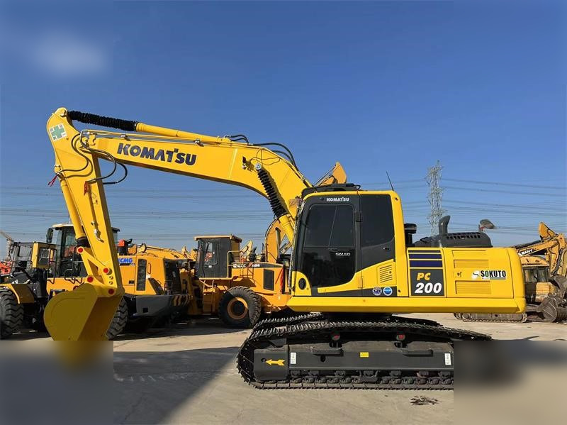 KOMATSU PC200-8N1 - Lánctalpas kotró: 1 kép. KOMATSU PC200-8N1 - Lánctalpas kotró: 1 kép.