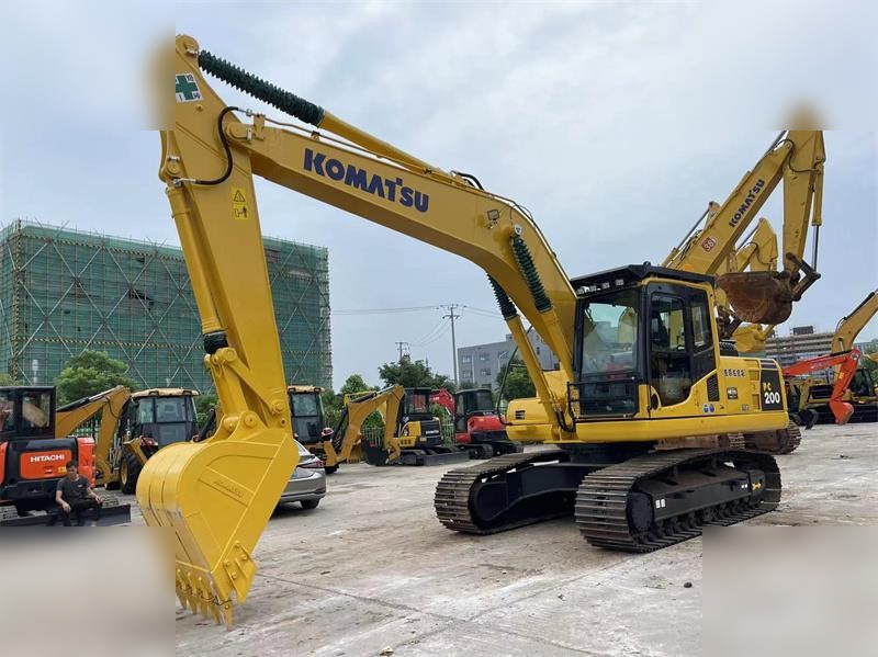 KOMATSU PC200-8N1 - Lánctalpas kotró: 3 kép. KOMATSU PC200-8N1 - Lánctalpas kotró: 3 kép.
