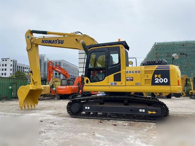KOMATSU PC200-8N1 - Lánctalpas kotró: 1 kép. KOMATSU PC200-8N1 - Lánctalpas kotró: 1 kép.