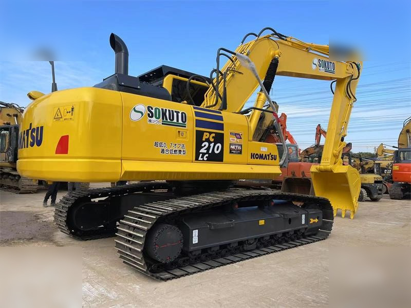 KOMATSU PC210 LC-8 - Lánctalpas kotró: 2 kép. KOMATSU PC210 LC-8 - Lánctalpas kotró: 2 kép.
