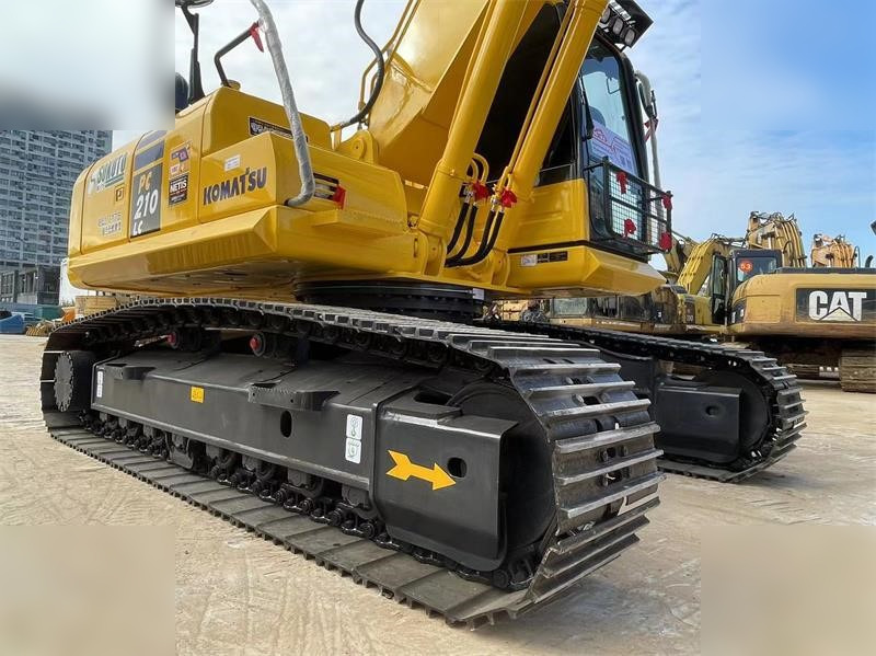 KOMATSU PC210 LC-8 - Lánctalpas kotró: 4 kép. KOMATSU PC210 LC-8 - Lánctalpas kotró: 4 kép.