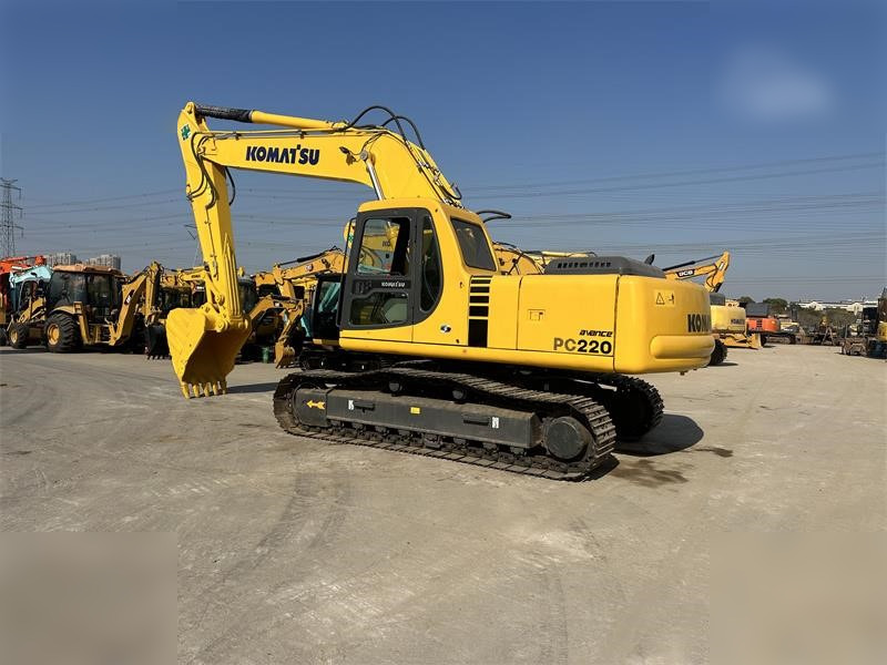 KOMATSU PC220-6 - Lánctalpas kotró: 1 kép. KOMATSU PC220-6 - Lánctalpas kotró: 1 kép.