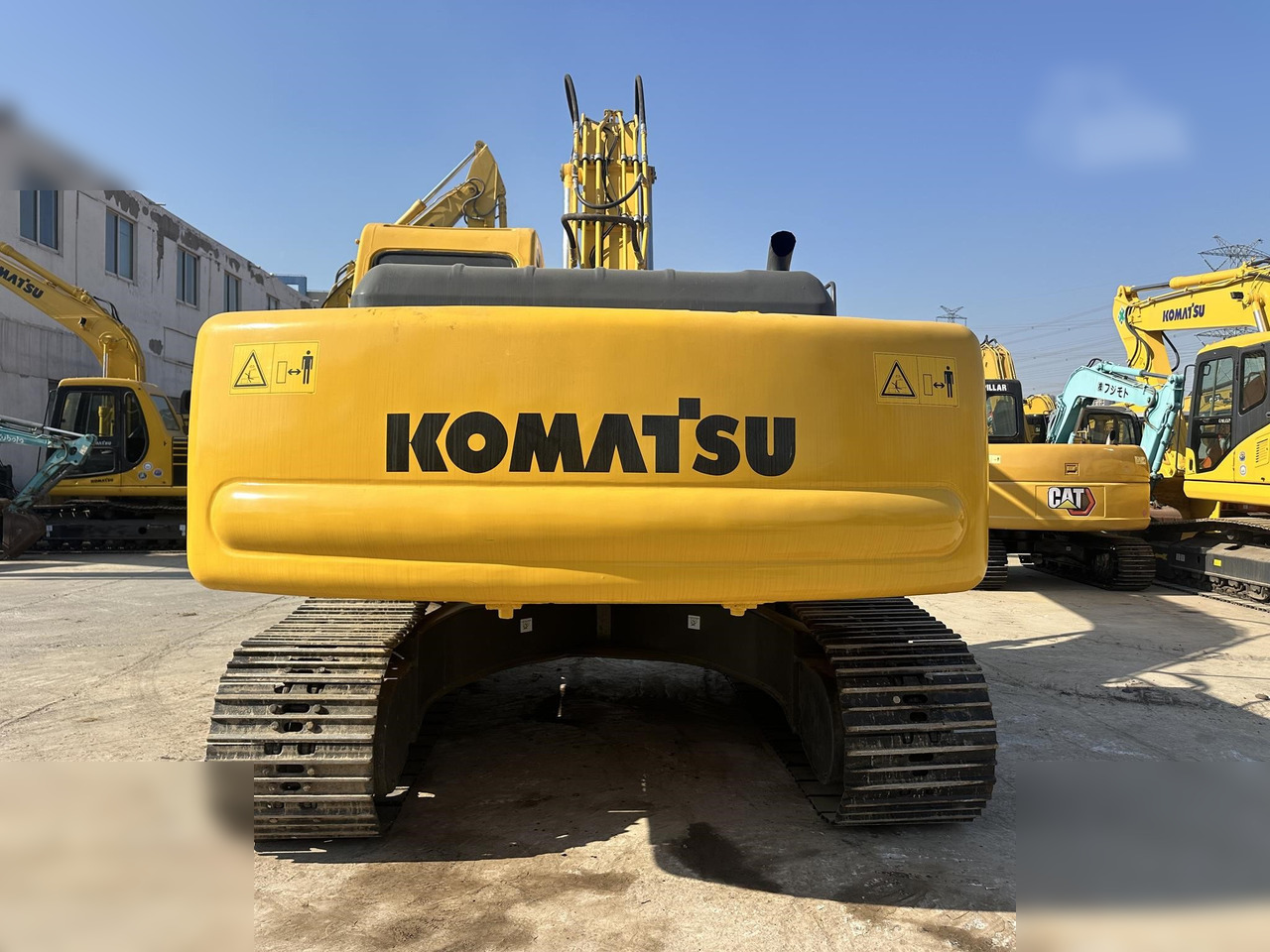 KOMATSU PC220-6 - Lánctalpas kotró: 2 kép. KOMATSU PC220-6 - Lánctalpas kotró: 2 kép.