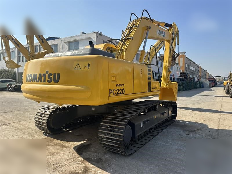 KOMATSU PC220-6 - Lánctalpas kotró: 5 kép. KOMATSU PC220-6 - Lánctalpas kotró: 5 kép.