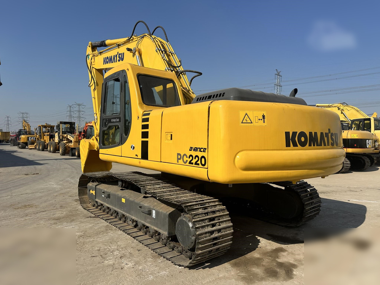 KOMATSU PC220-6 - Lánctalpas kotró: 3 kép. KOMATSU PC220-6 - Lánctalpas kotró: 3 kép.