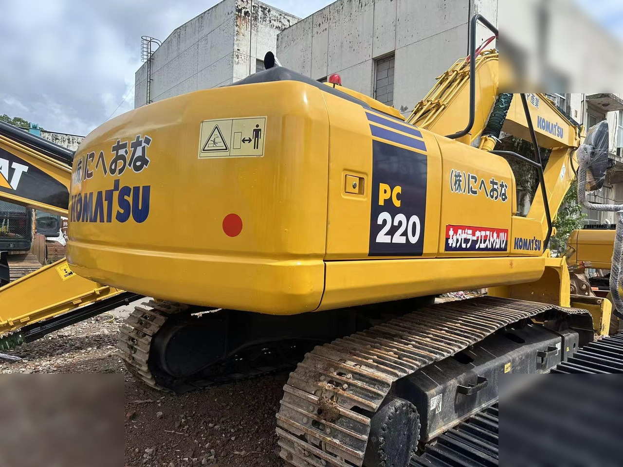 KOMATSU PC220-7 - Lánctalpas kotró: 1 kép. KOMATSU PC220-7 - Lánctalpas kotró: 1 kép.