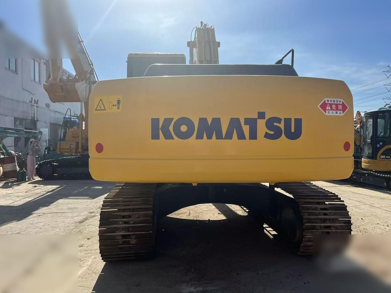 KOMATSU PC220-7 - Lánctalpas kotró: 5 kép. KOMATSU PC220-7 - Lánctalpas kotró: 5 kép.