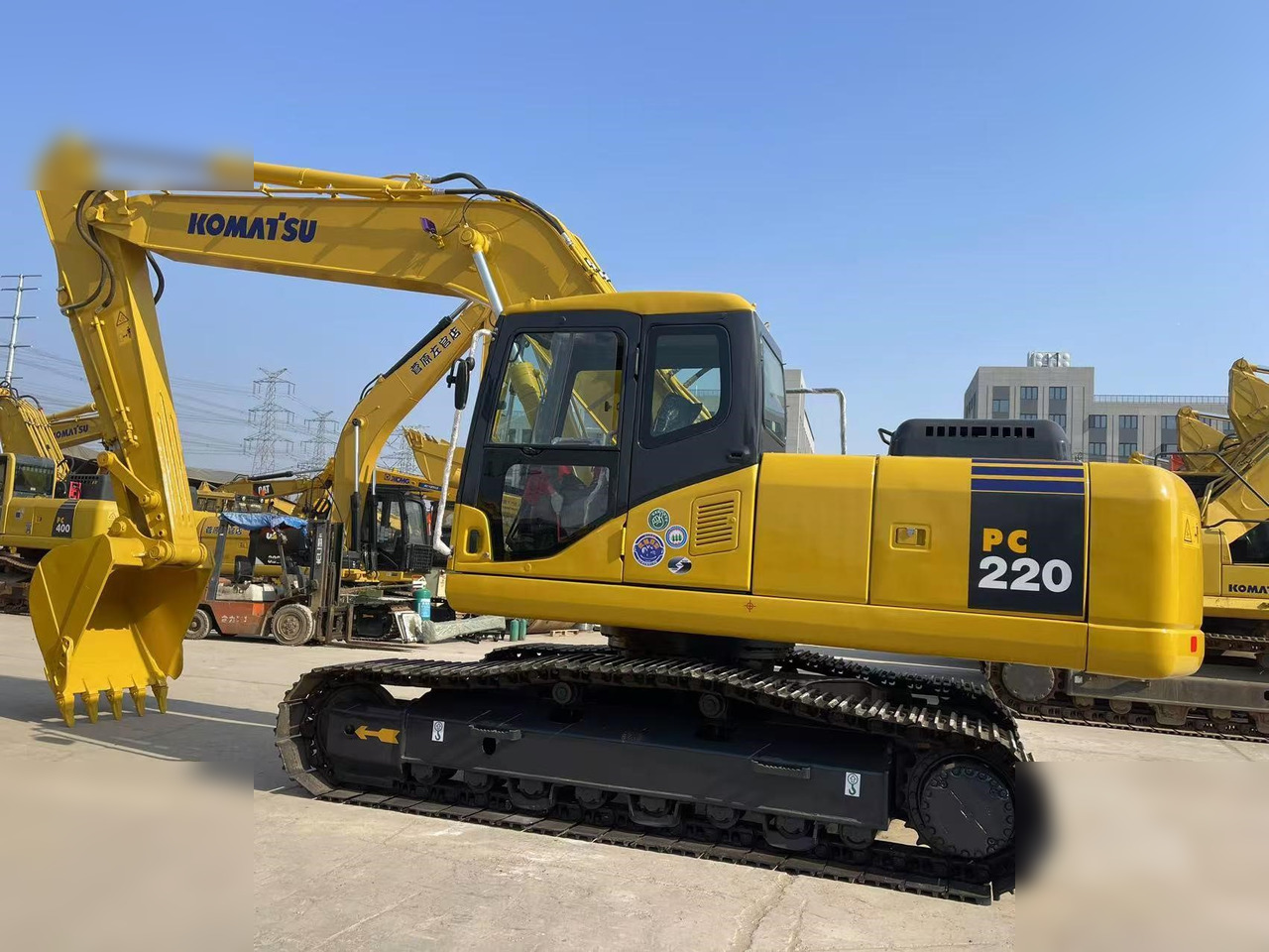 KOMATSU PC220-7 - Lánctalpas kotró: 2 kép. KOMATSU PC220-7 - Lánctalpas kotró: 2 kép.
