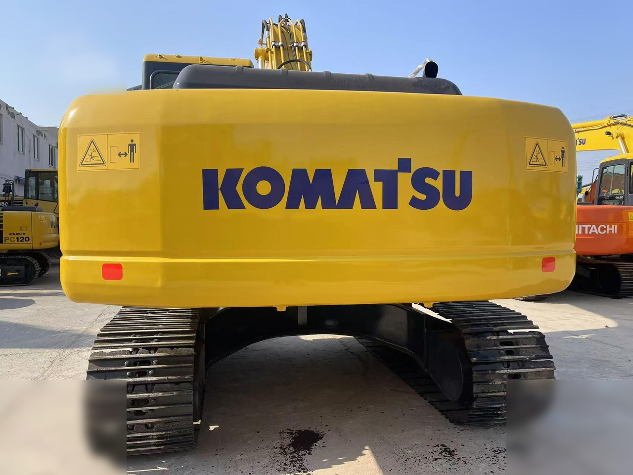 KOMATSU PC220-7 - Lánctalpas kotró: 3 kép. KOMATSU PC220-7 - Lánctalpas kotró: 3 kép.