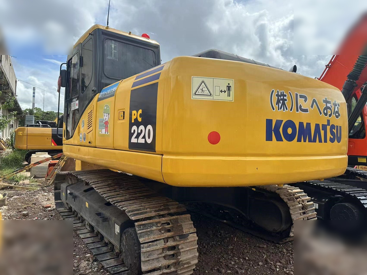KOMATSU PC220-7 - Lánctalpas kotró: 2 kép. KOMATSU PC220-7 - Lánctalpas kotró: 2 kép.