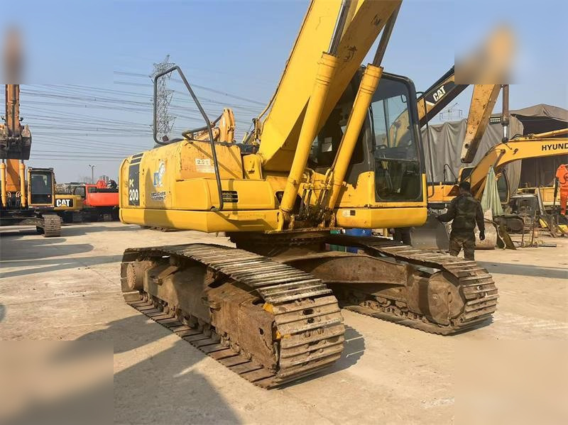 KOMATSU PC220-7 - Lánctalpas kotró: 5 kép. KOMATSU PC220-7 - Lánctalpas kotró: 5 kép.