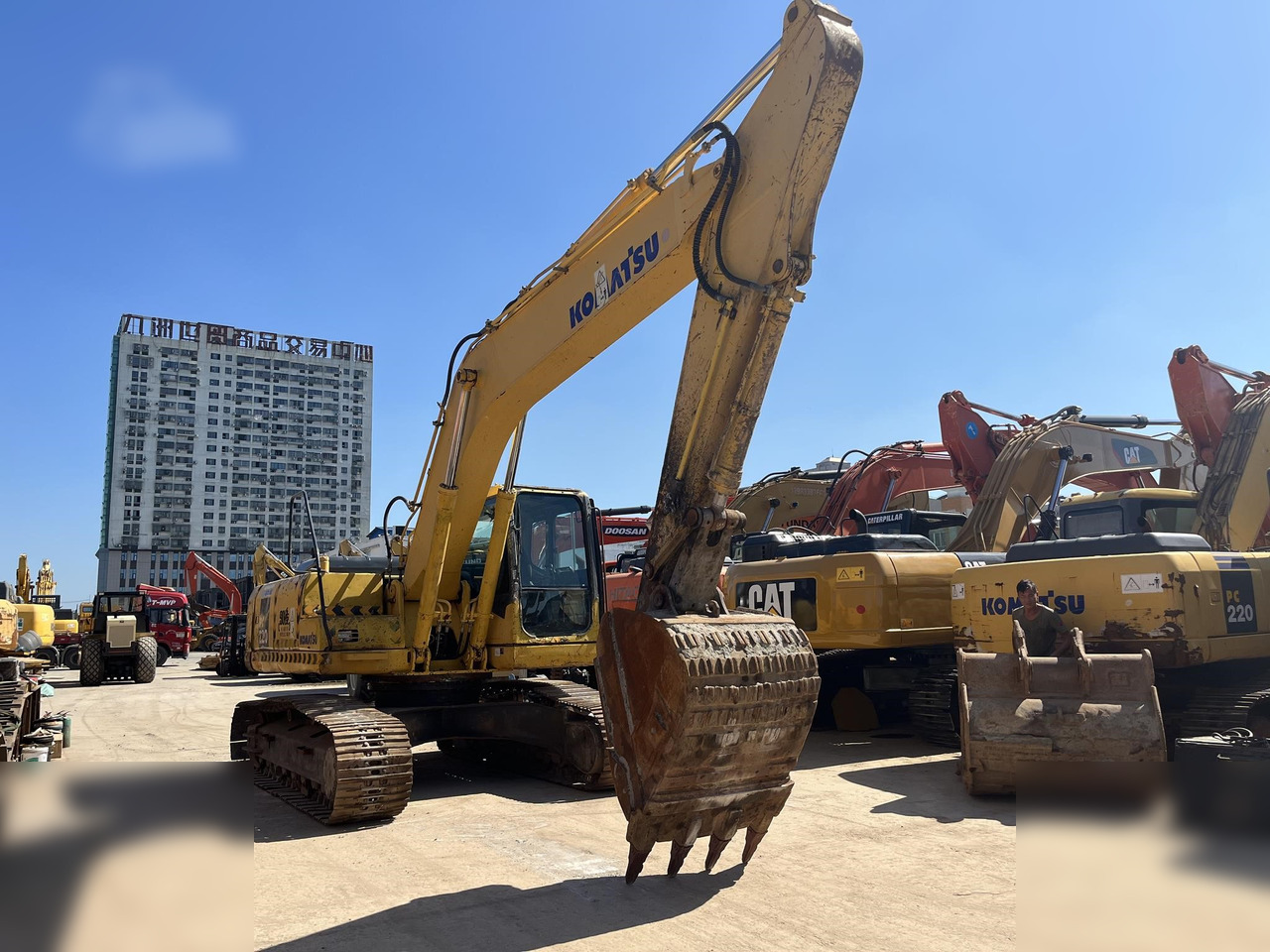 KOMATSU PC220-7 - Lánctalpas kotró: 1 kép. KOMATSU PC220-7 - Lánctalpas kotró: 1 kép.